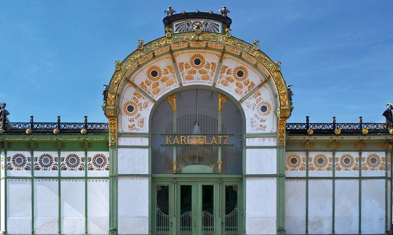 Pavillon de la Karlsplatz d’Otto Wagner à Vienne, un exemple emblématique de son architecture moderne et fonctionnelle.